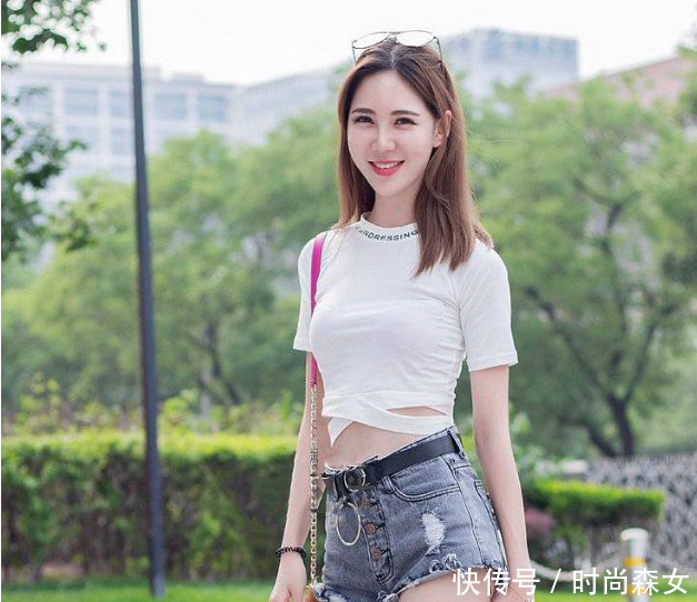 街拍：风姿绰约冰清玉洁的小姐姐，打扮性感显瘦美感十足很有范！