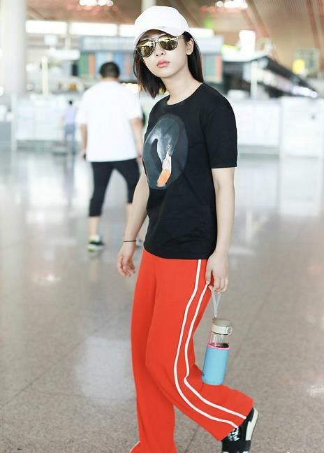 李小璐和杨紫同穿阔腿裤，一个身材似模特，一个却秒变“大妈”