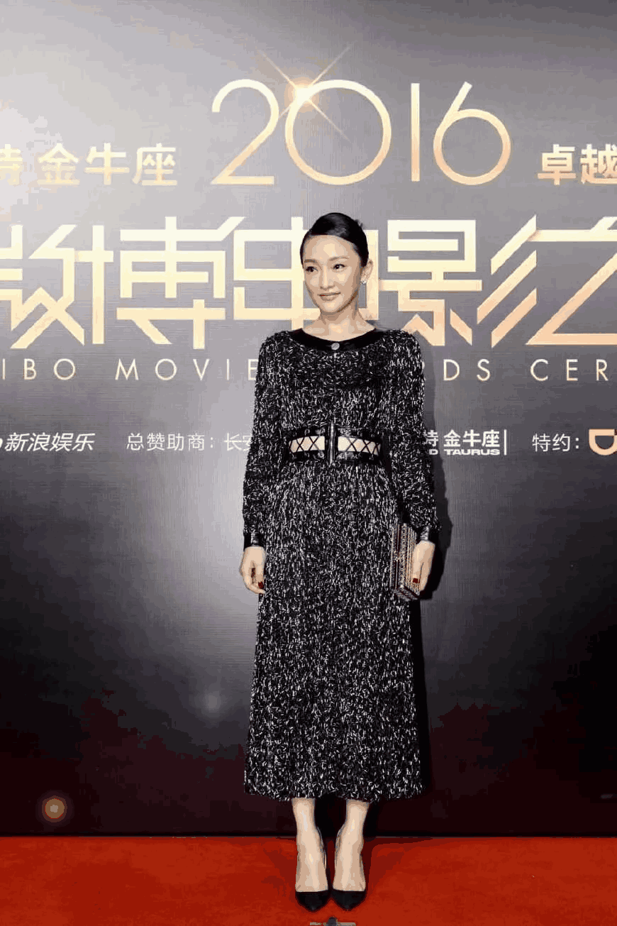 43岁周迅眉毛没画就出门: 这样才接地气! 网友: 还不如50岁大妈