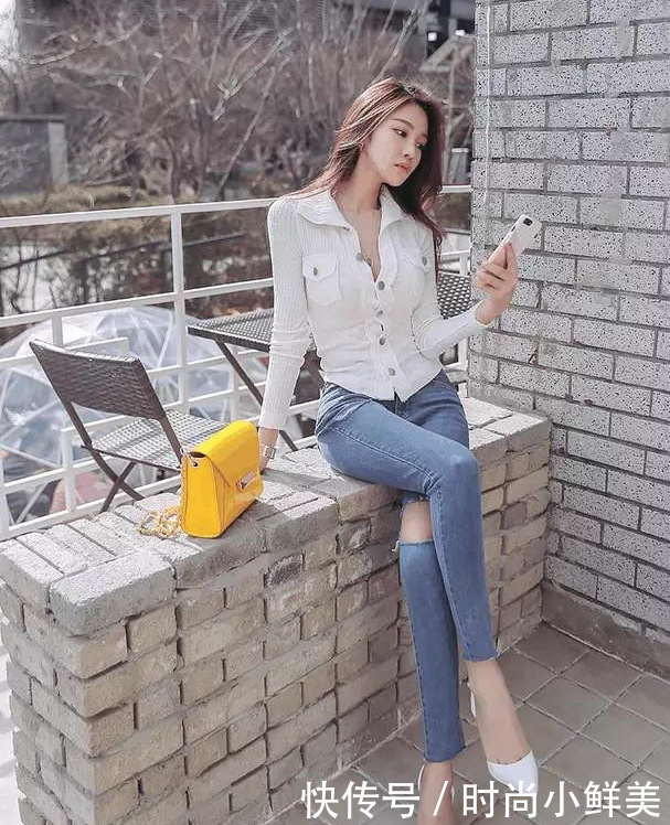 美女街拍：唯美的紧身牛仔裤小姐姐，尽显婀娜多姿的美态