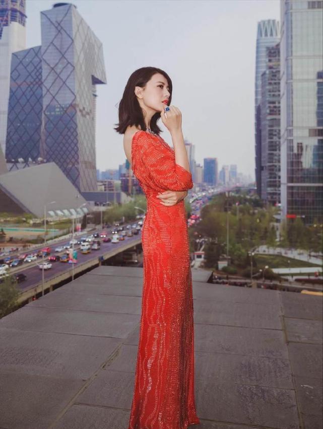 高圆圆最经典的迷人照，图四优雅大方，最后一张让人看了着迷