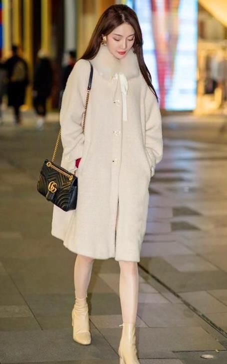  【美女】街拍：活泼可爱美女，一件黑色短袖配蓝色牛仔裤，青春活力气息