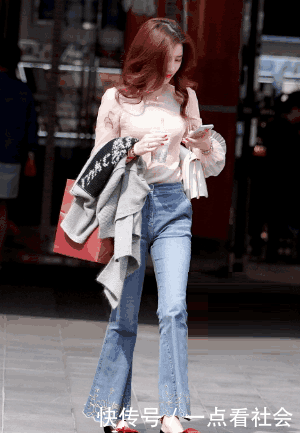 时尚姐姐穿上了牛仔裤，路人大叔要为她照个相，养眼！