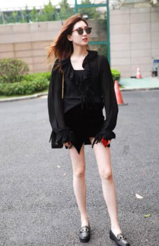 江疏影非常大胆的穿了一条波浪形的短裙，网友：也就你敢穿