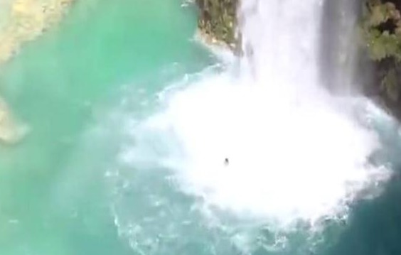 为纪念丧命于悬崖的老友，他从30米高处一跃而下！