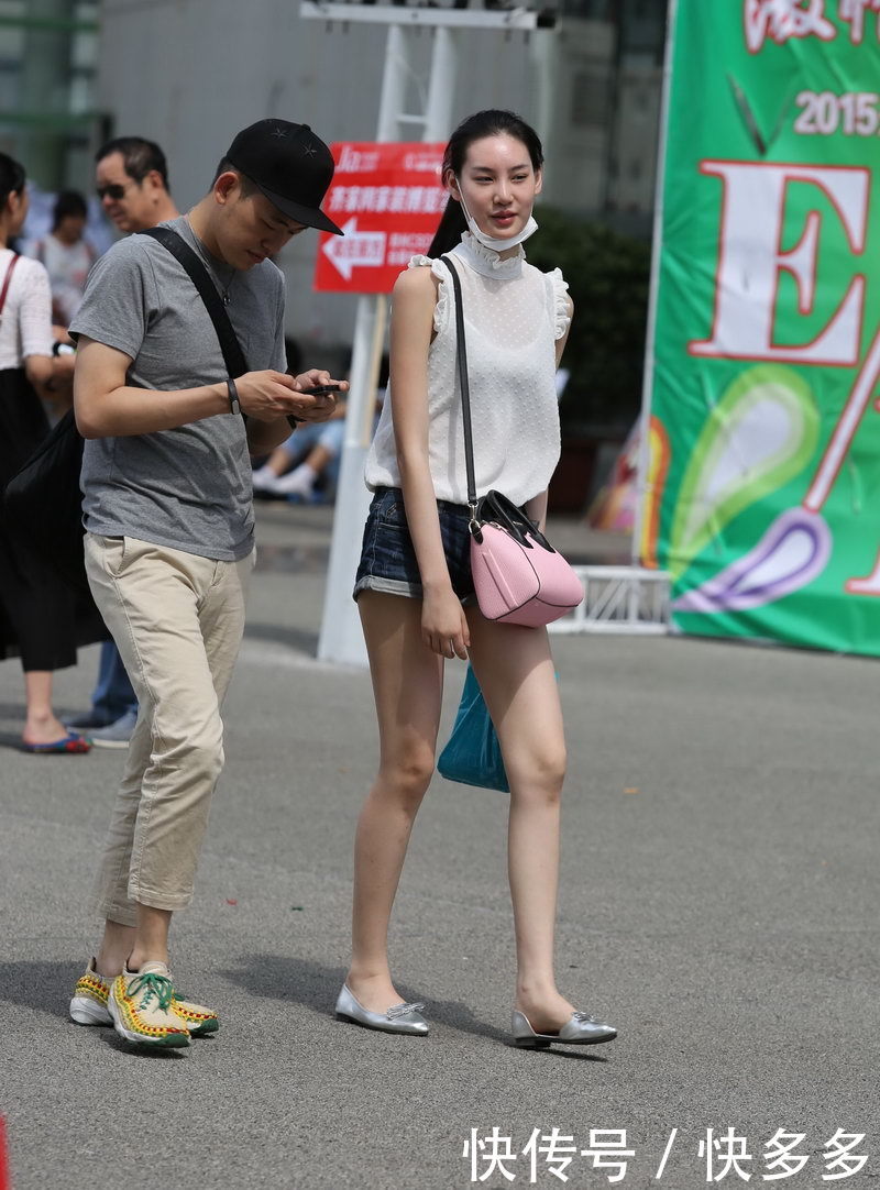 街拍：小姐姐超短裤可爱长腿，银灰色平底鞋尽显嫩白脚丫，长相漂