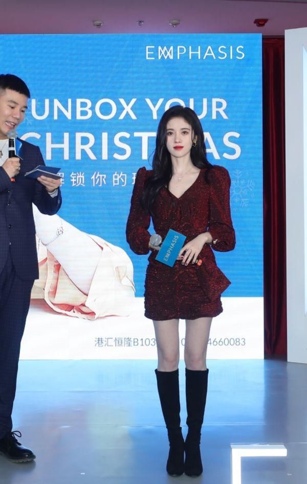 看起来@上帝对鞠婧祎有多偏心？不仅亲吻了她的脸，还不放过腿