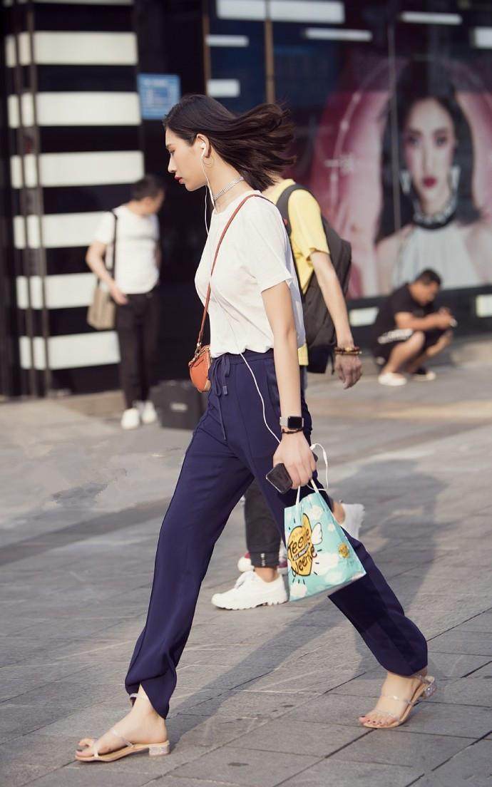 重庆街拍, 设计感十足的修身连衣裙, 也掩盖不了小姐姐的好身材