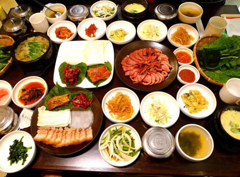 韩国人向中国人炫耀年夜饭,中国人就笑笑不说