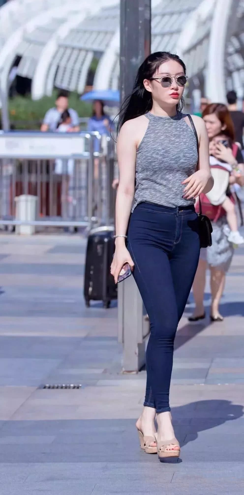 服了这3个姐姐！这么紧的牛仔裤也硬塞进去，却收到不一般的效果