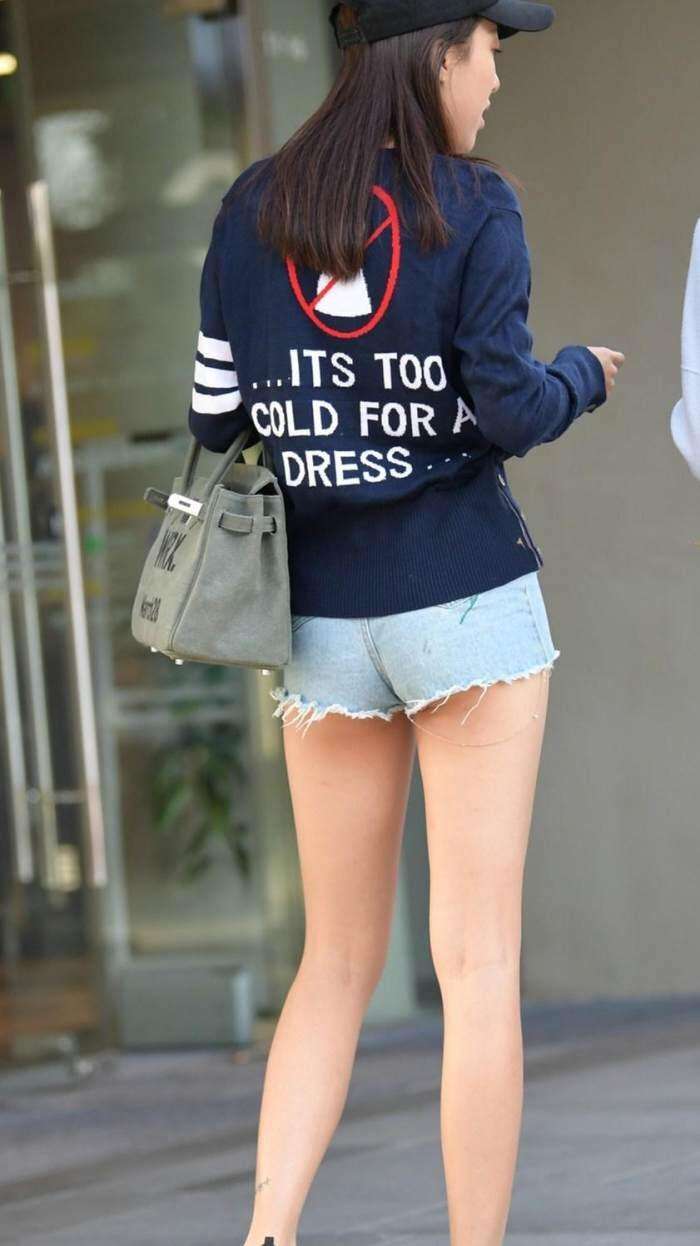 街拍: 一米八的姐妹花短裤上街, 雪白大腿让男人侧目