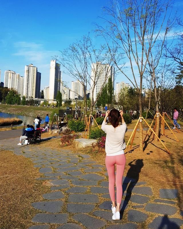 爱穿紧身裤的美女，背影杀手，网友：千万不要转身