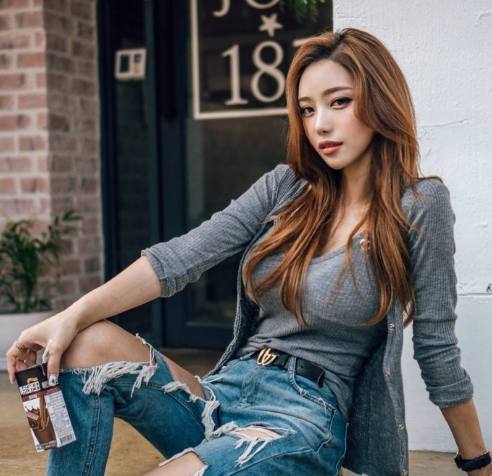 路人街拍，很有气质的小姐姐，不笑比笑要好看