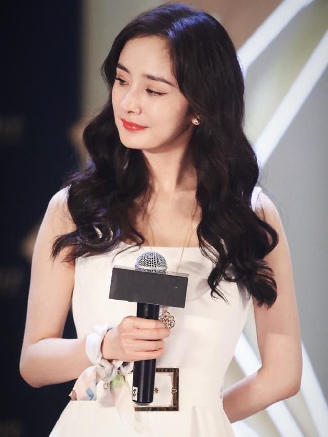 唐嫣比杨幂大三岁，同穿吊带白裙，一个优雅一个却很少女!