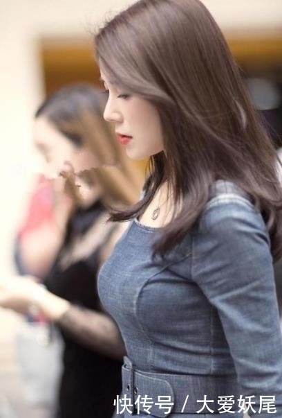  「动人」街拍：吊带碎花套装的小美女，专注手机表情唯美动人，充满朝气