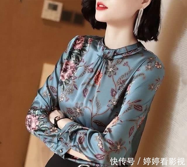 「不媚」三月开车自驾游,奥黛小衫+风衣,不俗不媚,高雅特有女人味