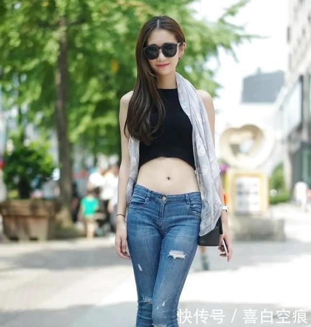  长袖@小姐姐一件黑色的长袖连衣裙，帅气简约的搭配更显时尚