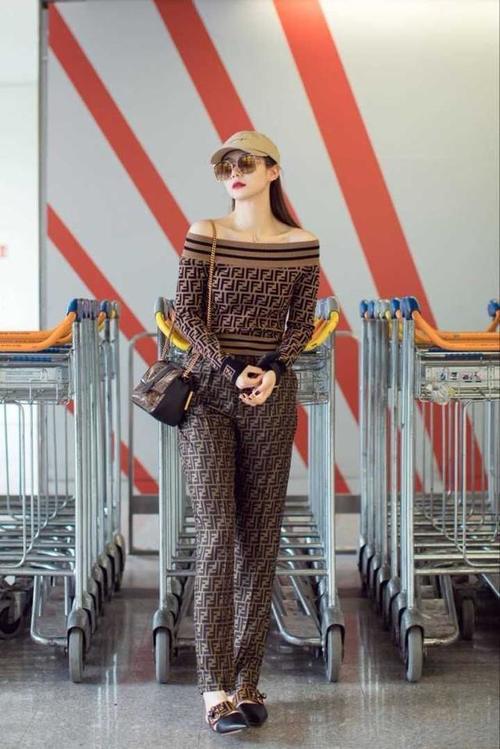 戚薇机场造型未走心，内衣肩带外露，网友：不影响戚哥霸气形象！