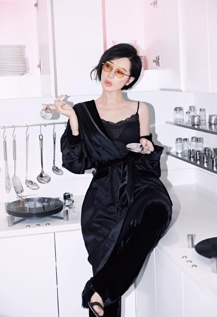 看完刘涛和余男的穿搭，你就知道什么叫做气场一米八了!