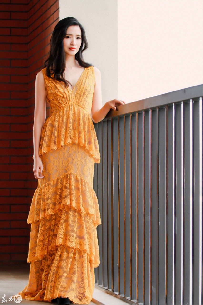 40岁的龚蓓苾连衣裙造型，尽显女性魅力，网友:颜值高有味道