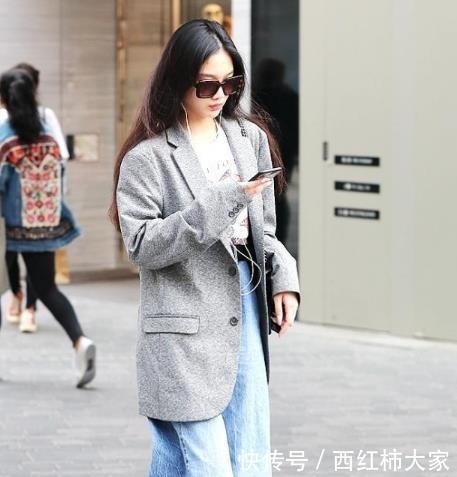  「粉色」街拍：绝色佳人的美女，一件粉色背心配牛仔裤，时尚魅力迷人气质