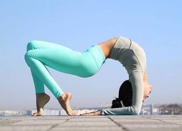让你腿型越来越直的两个瑜伽动作，想要美腿快来学吧!