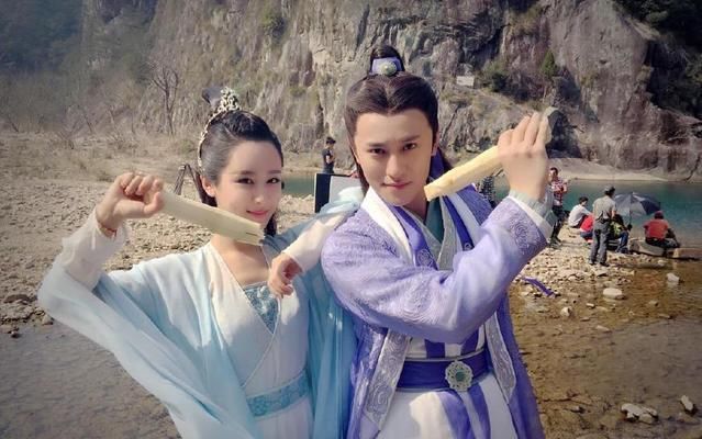 又一对情侣分手！探班坐大腿是假的？深夜删秒微博才是真的？