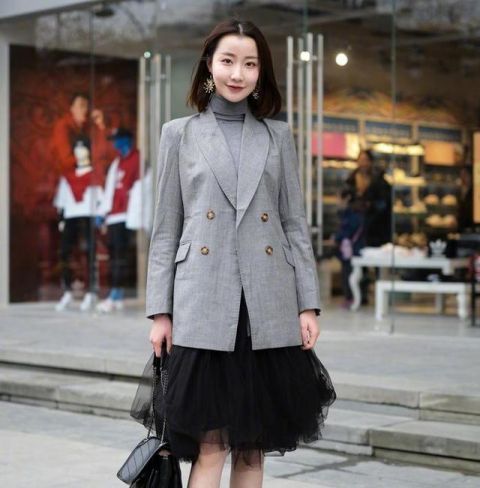 「妩媚」街拍时尚魅力的女孩搭配蓝色牛仔裤，浪漫妩媚