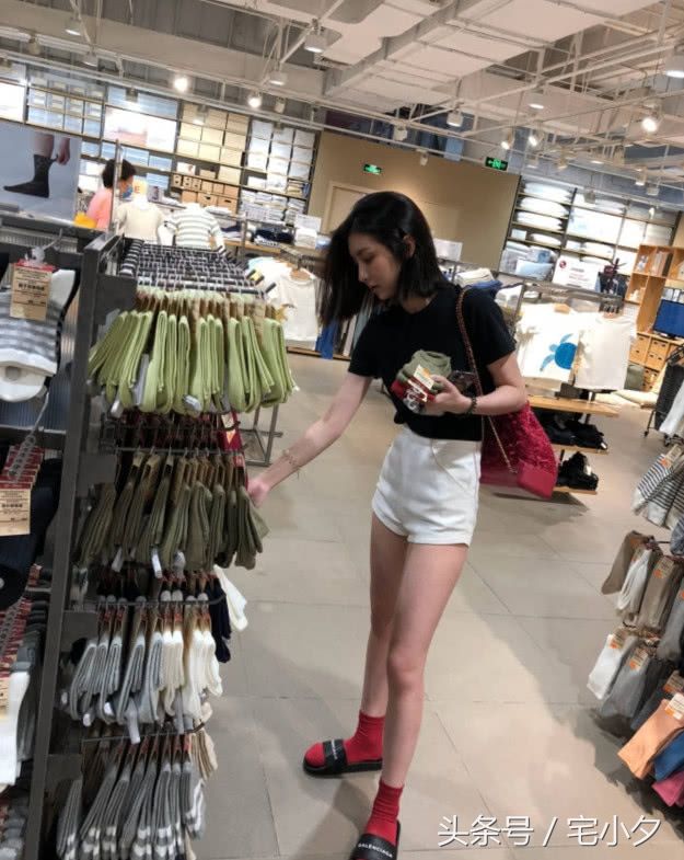 王思聪前女友晒美照，满屏大长腿让人羡慕的不行