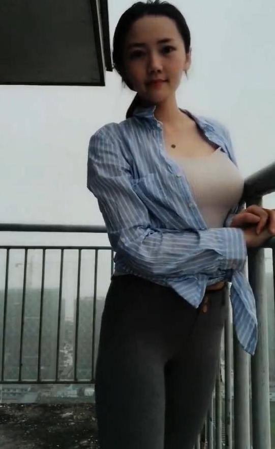 街拍：小姐姐秋裤外穿不输瑜伽裤，给人一种大方清爽的美