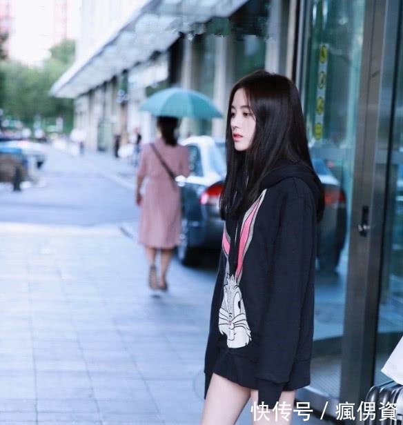 鞠婧祎没衣服穿了竟把卫衣当连衣裙穿,搭配起来意外有个性!