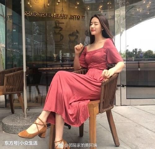 街拍：大红紧身裙穿出玲珑有致，小姐姐俏皮眨眼电到我了!