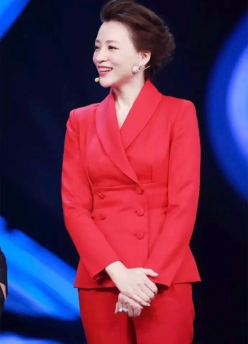 周涛素颜比董卿好看，可穿衣就比不过了，她打扮的像个老太太!