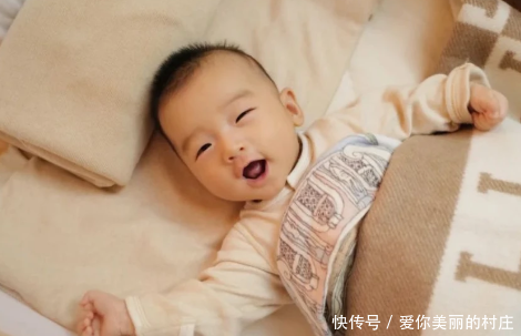 「不易」何雯娜晒日常感叹带娃不易,女儿开怀大笑像极了爸爸梁超