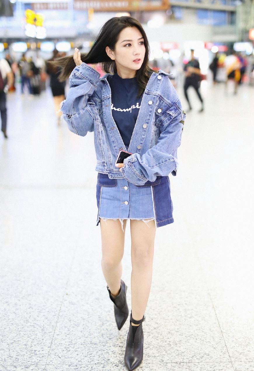 五官精致的何洁，瘦了之后一身牛仔造型，穿着十分的有范