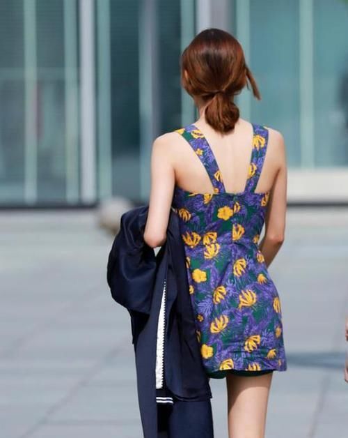  [女人味]街拍：沉鱼落雁的小姐姐，一条蓝色的拼接连衣裙，时尚优雅女人味