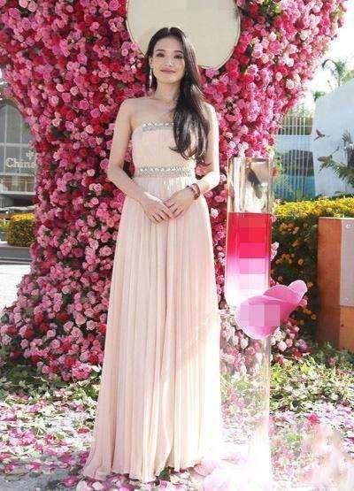 舒淇粉裙再现性感“酥胸”，但却被裙子勒出副乳，好尴尬!