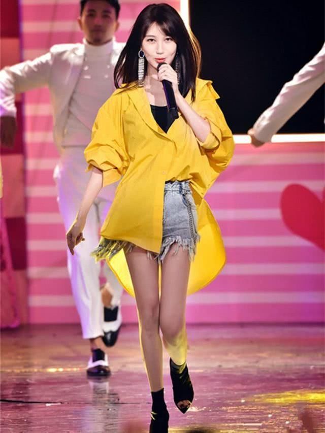 李菲儿这裙子够短了，还要剪个叉！网友：不露腰了，又拿腿来说事