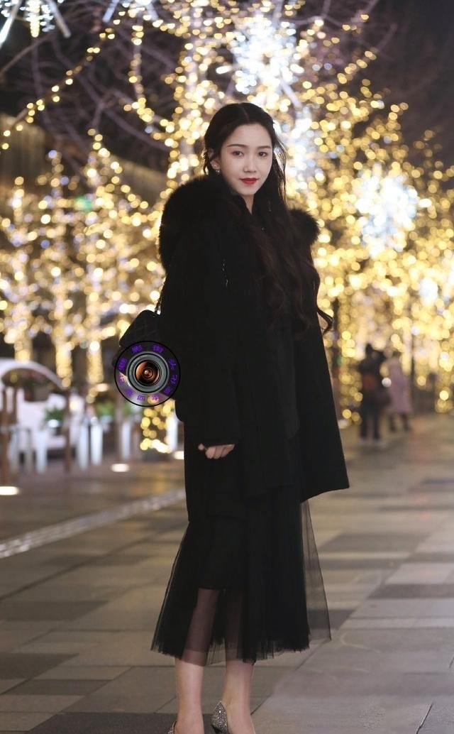 『气质』时尚的姑娘穿尖头细跟鞋逛街,服饰搭配端庄大气,展现成熟气质