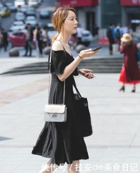 「小姐姐」街拍:身穿白色无袖百褶裙,小姐姐千姿百媚,温婉可人