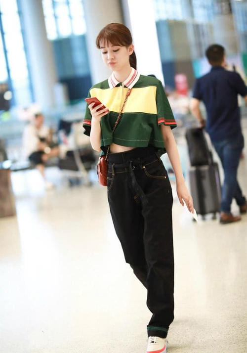 乔欣的穿衣风格直接变了，清纯不再，网友：穿个抹胸就出门