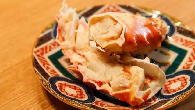 在日本米其林一星的螃蟹餐厅里,吃一只 2.2kg 