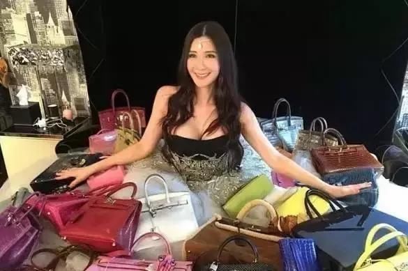 你知道世界上拥有最多爱马仕包包的女人是谁吗?!