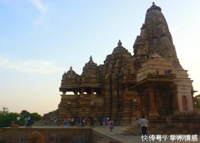 尼泊尔特殊的“性庙”，姿势看上去惟妙惟肖，中国游客羞红脸