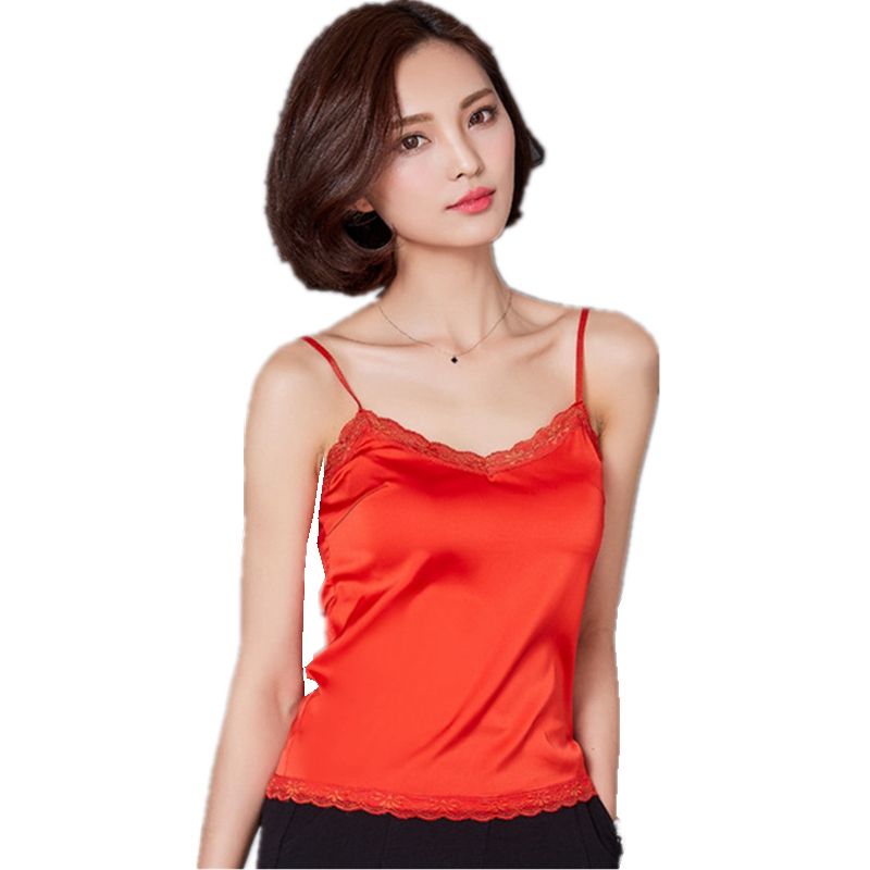 女人爱美可以先这样穿吊带，魅力性感又漂亮，看不出你的真实年龄