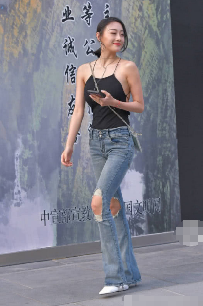 小姐姐将“肚兜”当成了一种时尚，原谅我看不懂这样的时尚