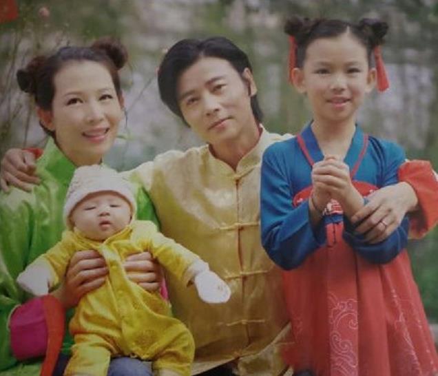  『三胎』张晋晒老婆贴心做饭视频，47岁蔡少芬生完3胎素颜出镜，模样憔悴惹人心疼