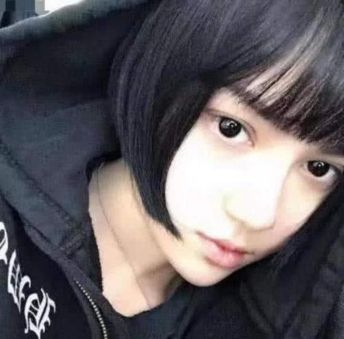 她是出名的暗黑芭比，纯天然没整过容，卸完妆的样子看呆众人