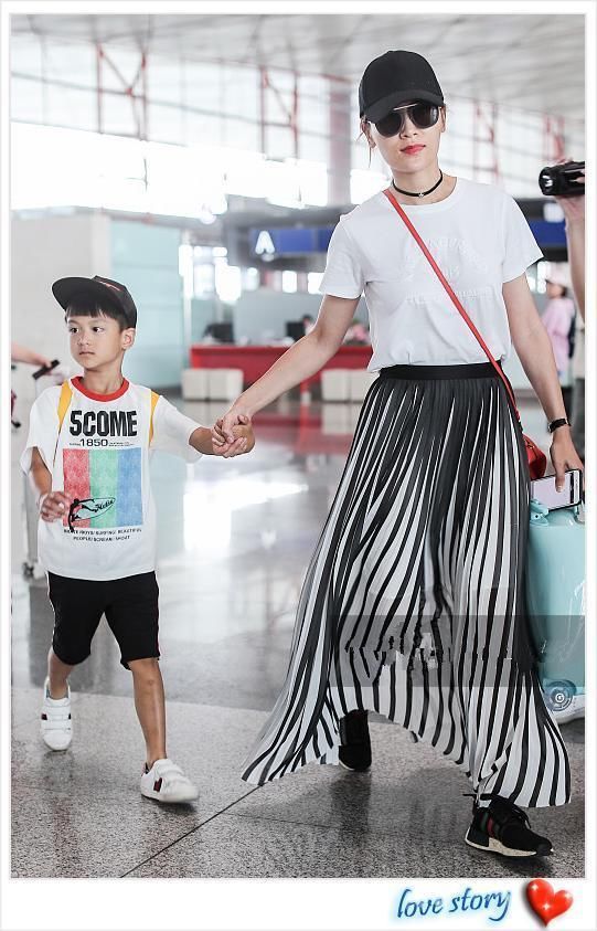 叶一茜好不容易穿美一回，却被小亮仔抢镜，网友直呼：基因太强大