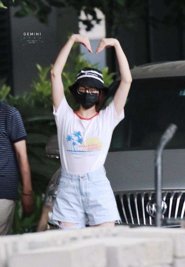 迪丽热巴孟美岐同穿破洞裤, 一个水蛇腰一个粗腰, 网友: 差距真大